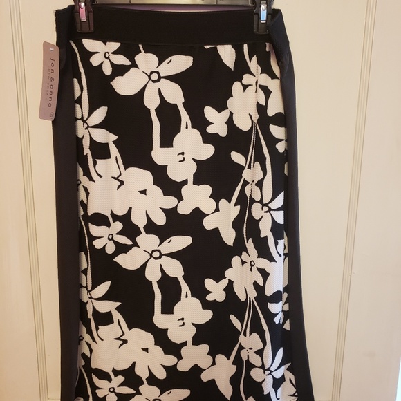 Jon & Anna Dresses & Skirts - NWT Jon & Anna Skirt size 2X